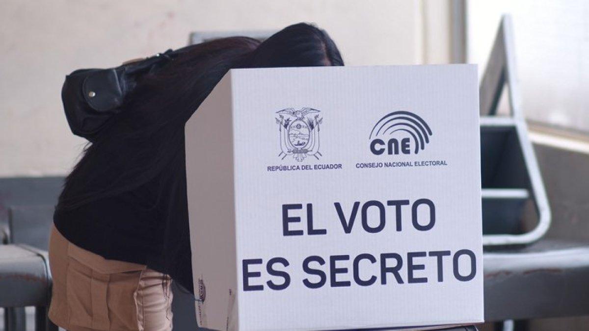 Los ecuatorianos se preparan para votar sobre las cuatro preguntas que el Gobierno del presidente Daniel Noboa.