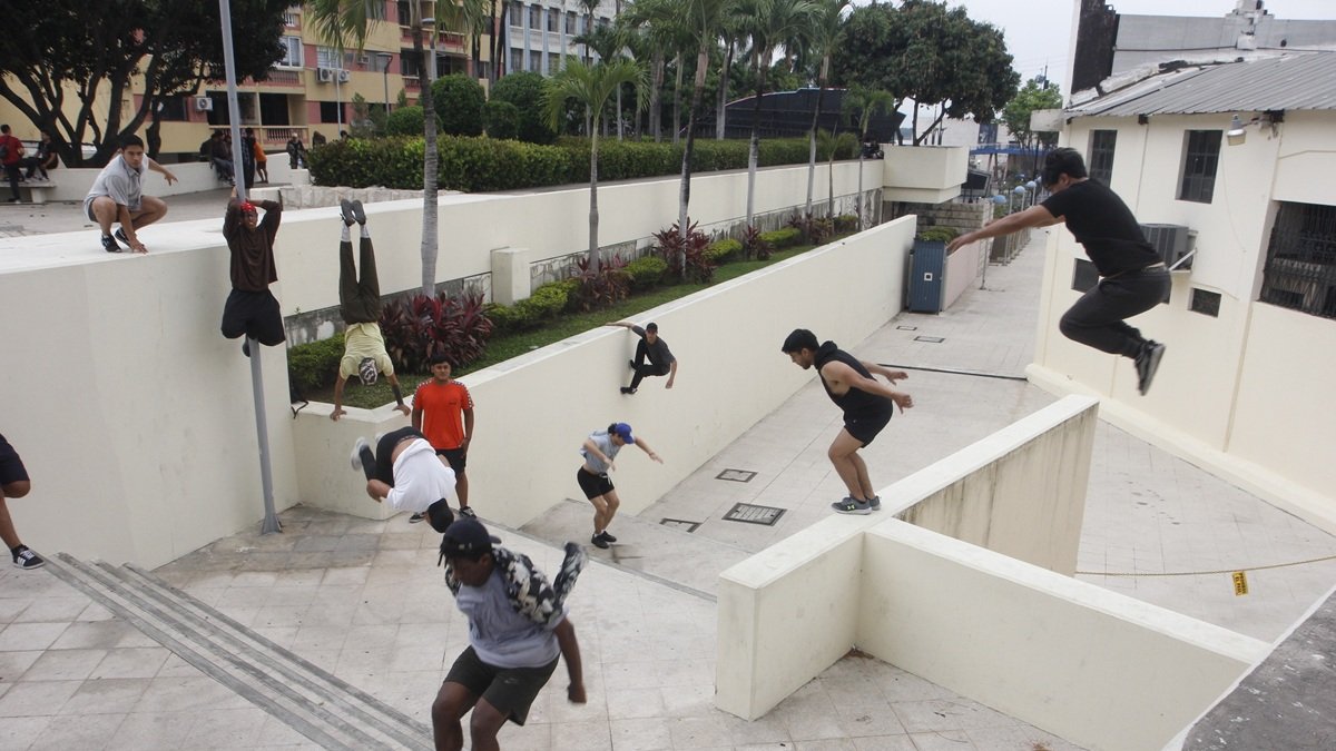 Acostumbran hacer sus calentamientos en las cercanías del cerro Santa Ana, en el centro de Guayaquil, antes de explorar los edificios.