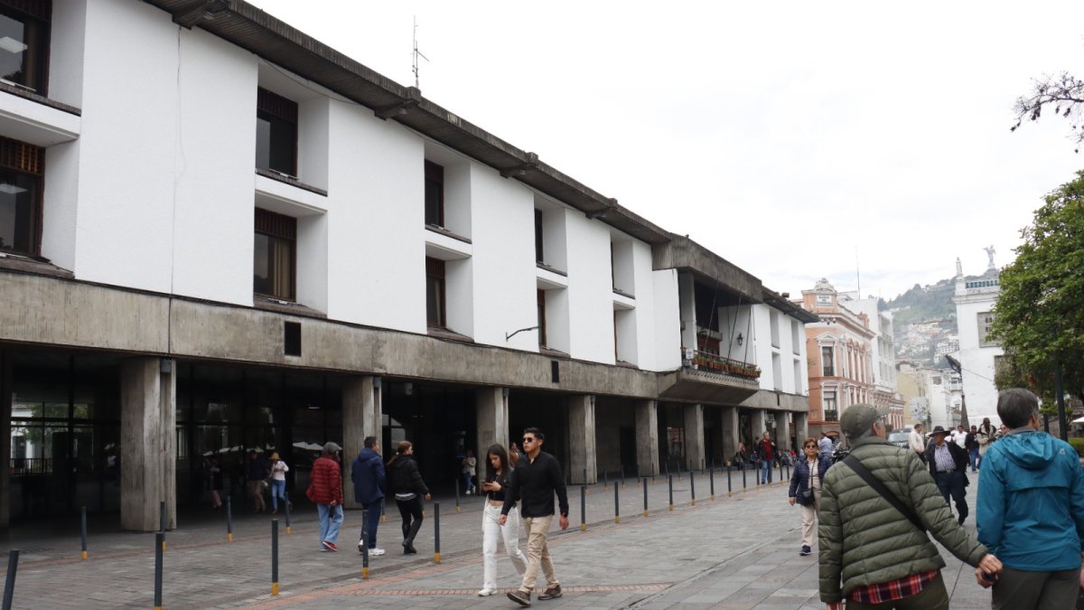 Municipio de Quito enfrenta críticas por contratos de camionetas y alimentación