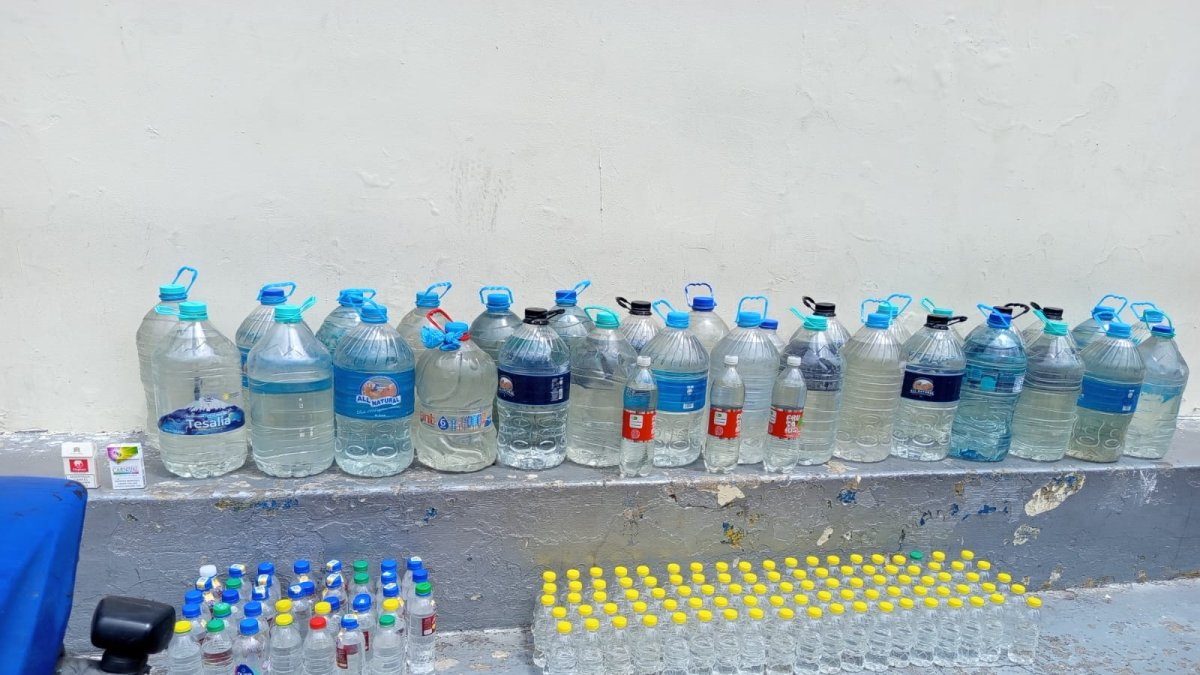 Por botellones se vendía la 'guanchaca' sin registro sanitario en licorería ilegal del Centro Histórico.