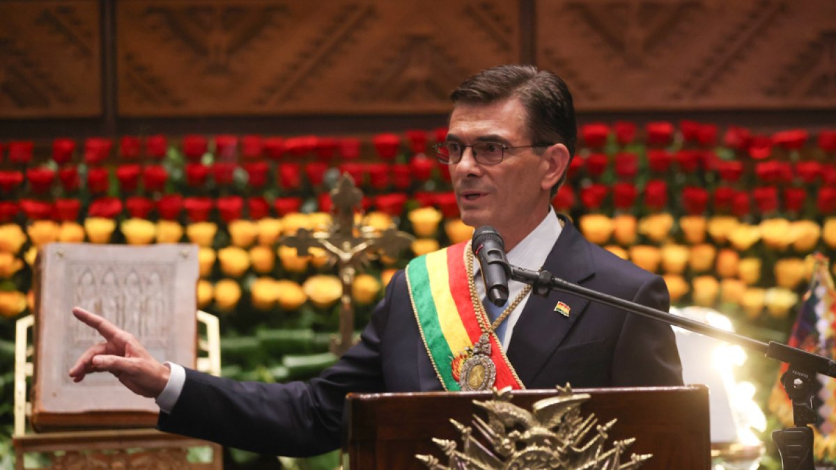 El presidente constitucional de Bolivia, Rodrigo Paz Pereira, pronuncia un discurso, luego de su investidura en La Paz (Bolivia), el 8 de noviembre de 2025.
