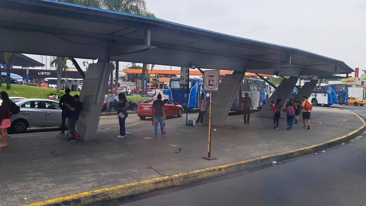 En los andenes para buses de transporte público, en la terminal terrestre de Guayaquil, está prohibido el ingreso de taxis y vehículos particulares.