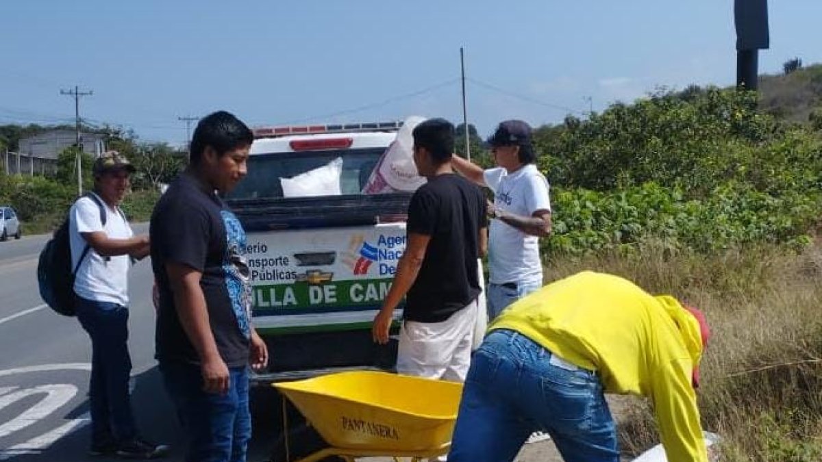 Jóvenes en Acción realizando labores en sus comunidades