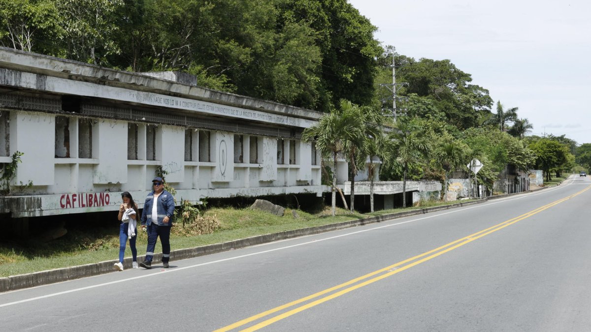 Fotografía fechada el 5 de noviembre de 2025 que muestra a personas caminando por una calle en Armero (Colombia).