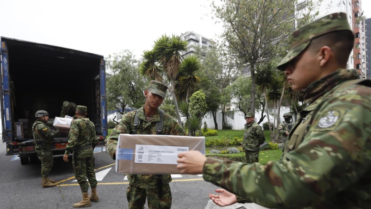 El material electoral llegó al colegio Benalcázar custodiado por militares.
