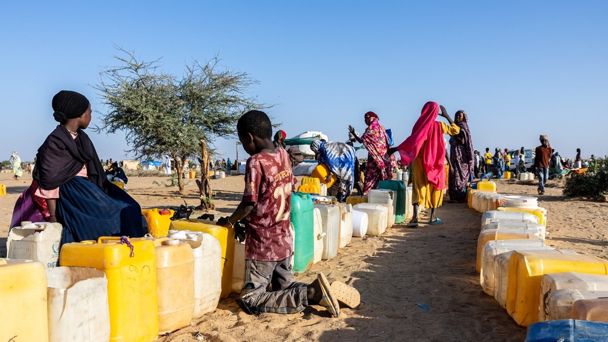Refugiados sudaneses hacen cola para llenar bidones con agua en el campamento de Oure Cassoni en Chad el 12 de noviembre de 2025.