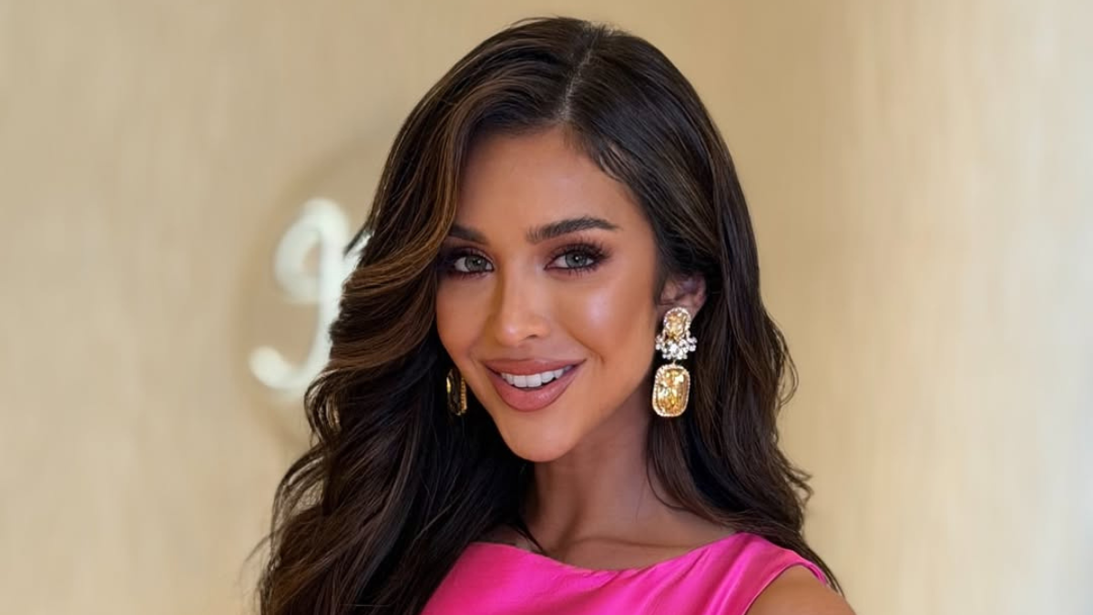 Nadia Mejía, Miss Universo Ecuador 2025, durante su entrevista preliminar en Bangkok.