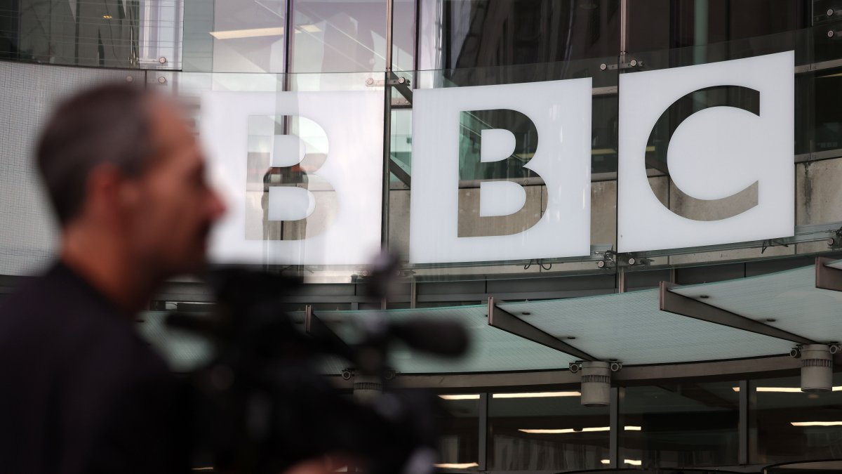 La cadena británica BBC se disculpó con Donald Trump, pero negó la posibilidad de indemnizarlo por la edición de su discurso en un documental que publicó.