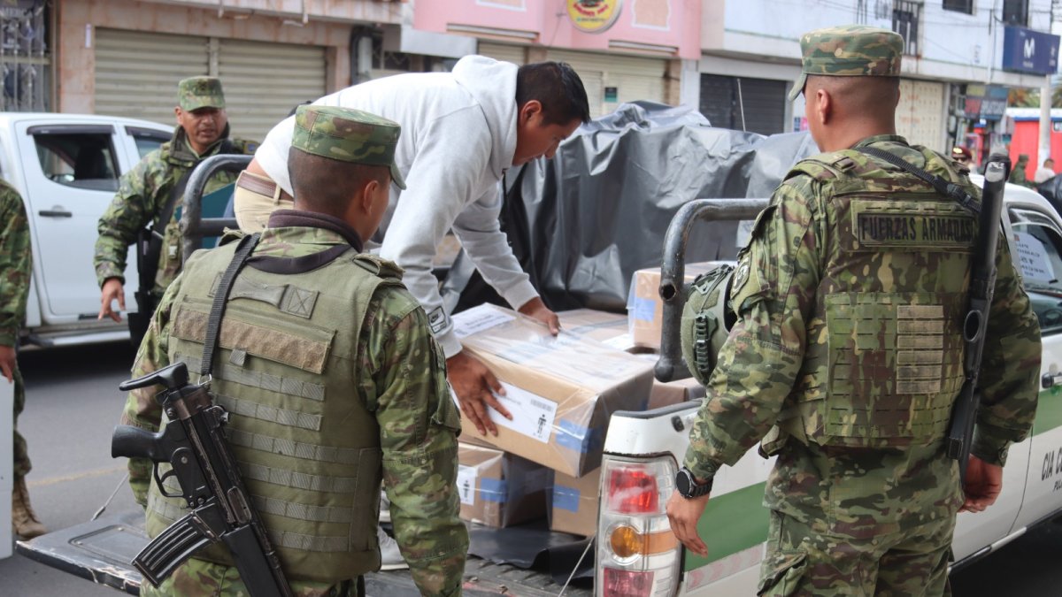 La entrega del material electoral inicio desde las primeras horas de este sábado 15 de noviembre.