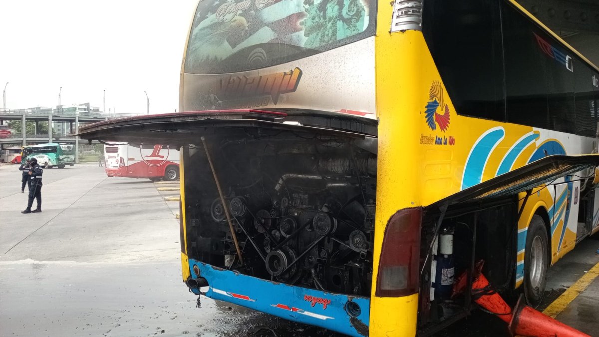 El bus traslada pasajeros desde Guayaquil a Playas.