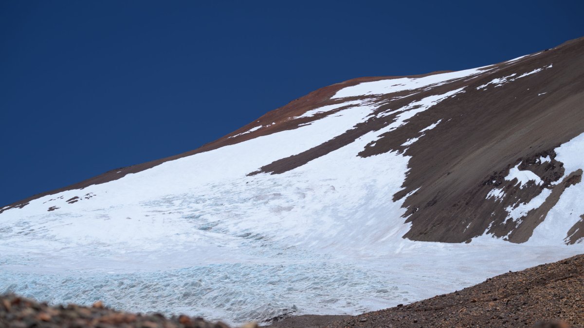 Fuerte rechazo ha generado la iniciativa del presidente de Argentina, Javier Milei, para impulsar la minería en áreas cercanas los glaciares de la Cordillera de los Andes.