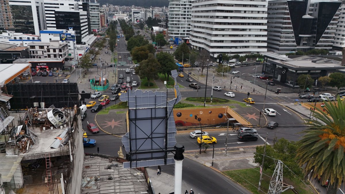 Miembros del Cabildo Cívico y moradores denuncian que en la avenida 10 de Agosto y Naciones Unidas abundan las vallas publicitarias.
