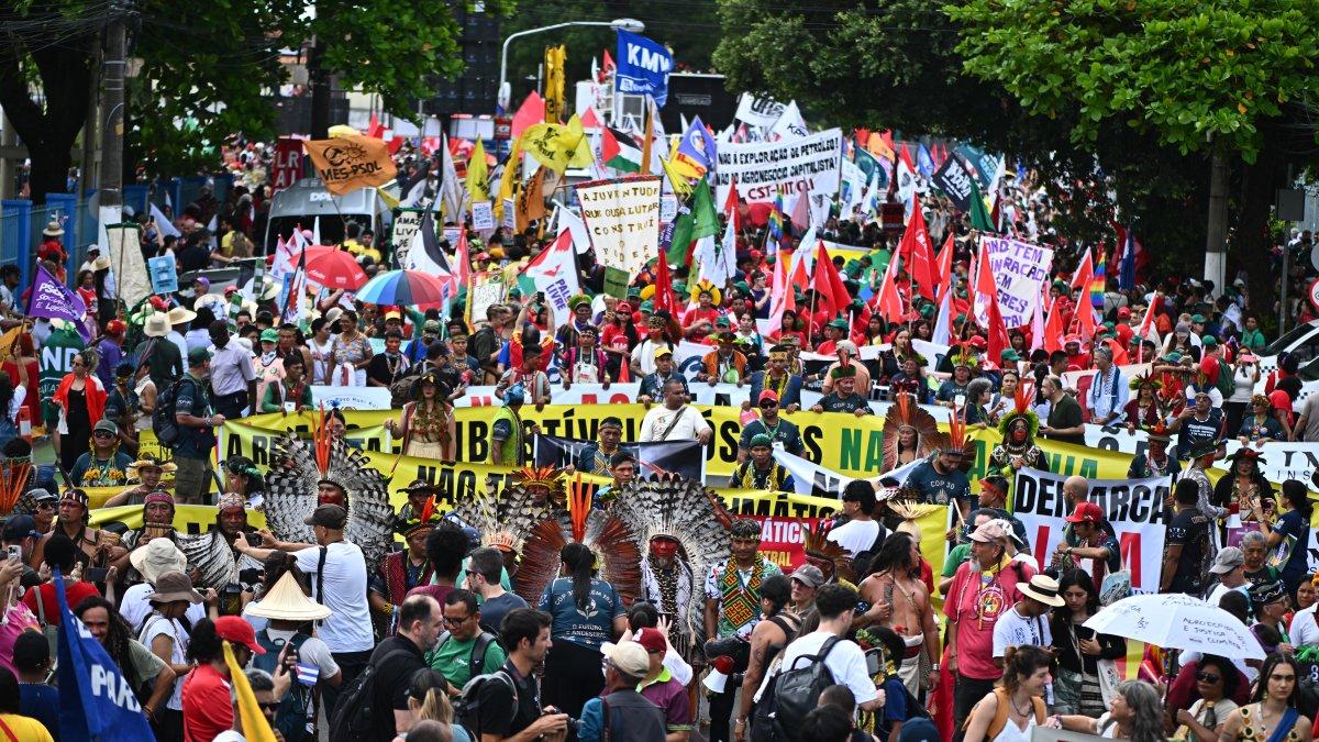 La multitudinaria marcha se realizó en la ciudad amazónica de Belém, a pocos metros del recinto donde se realiza la COP30.