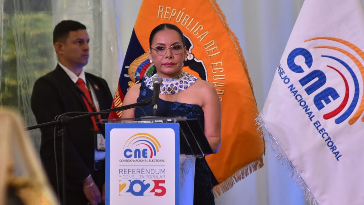 Diana Atamaint inaugura jornada electoral.