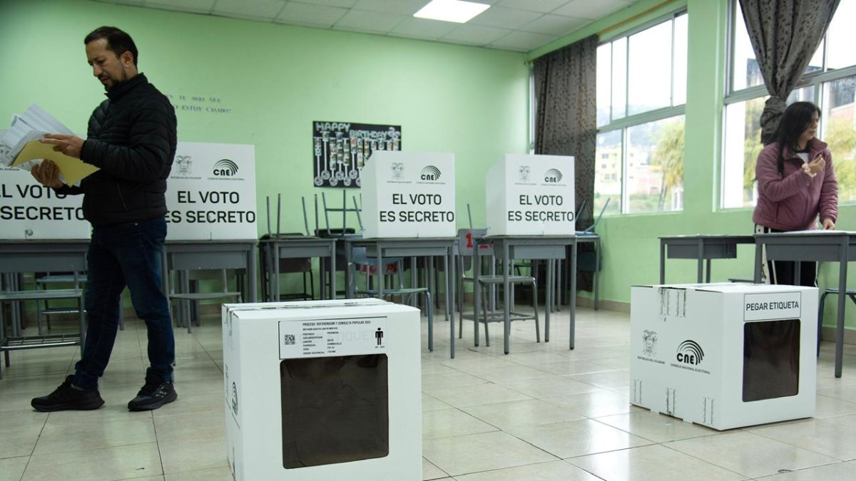 Ciudadanos acuden con baja afluencia al Colegio Montúfar en el inicio de la jornada de votación.