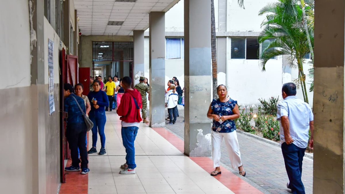 Poca concurrencia de personas  a ejercer el voto, en el recinto Colegio Nacional Guayaquil.