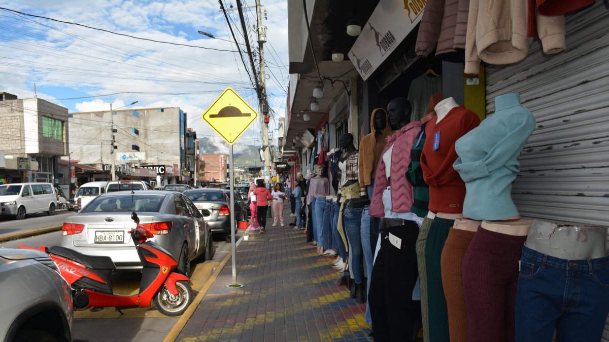 TUNGURAHUA. EN EL TAMBO DE PELILEO EXISTEN AL MENOS 300 LOCALES COMERCIALES DE PRENDAS ELABORADAS EN TELAS JEAN,
AG-EXTERNO