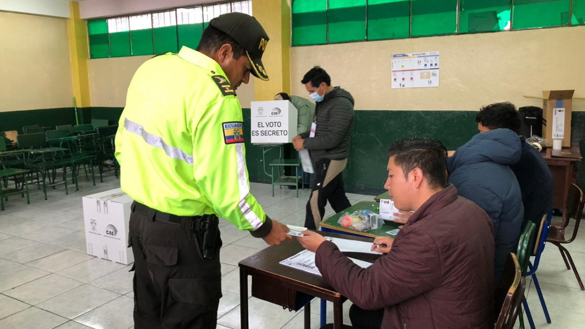 El proceso electoral se desarrolla sin mayores inconvenientes, al momento no existe muchos ciudadanos sufragando.