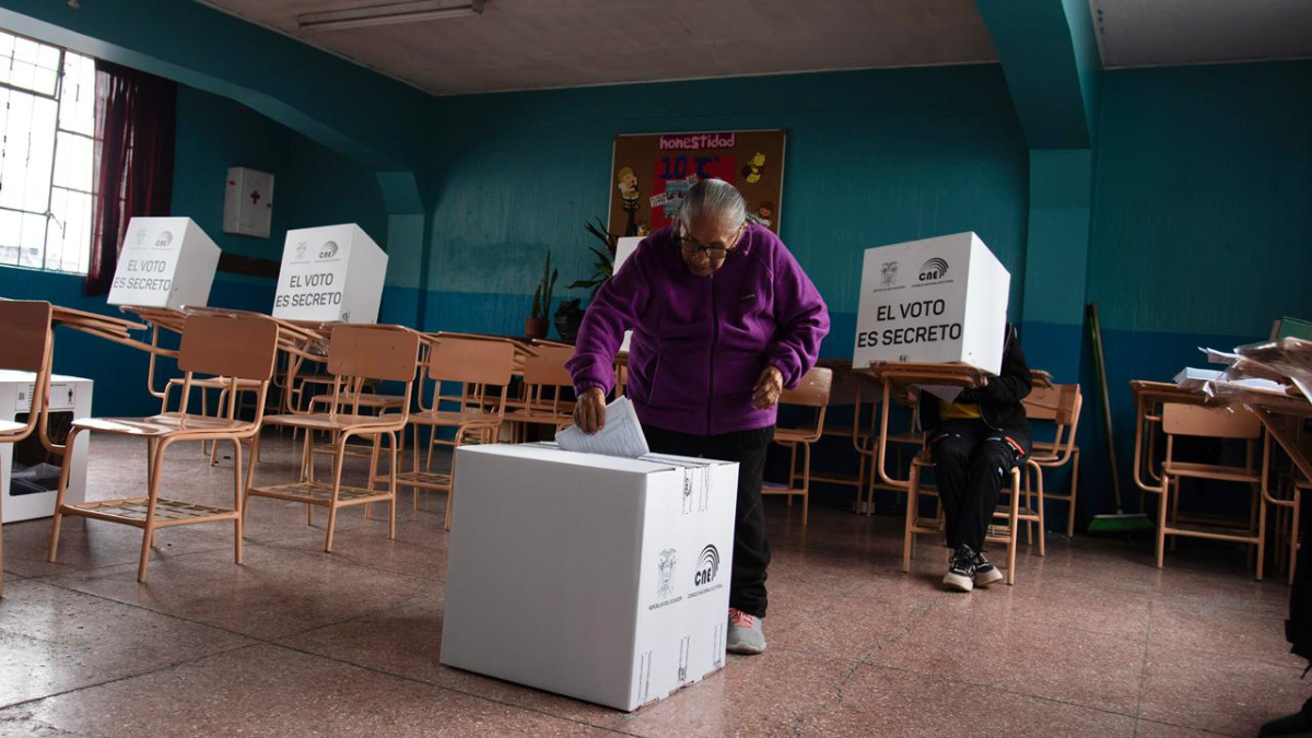 Desde bebés hasta adultos mayores se ven en los recintos electorales.