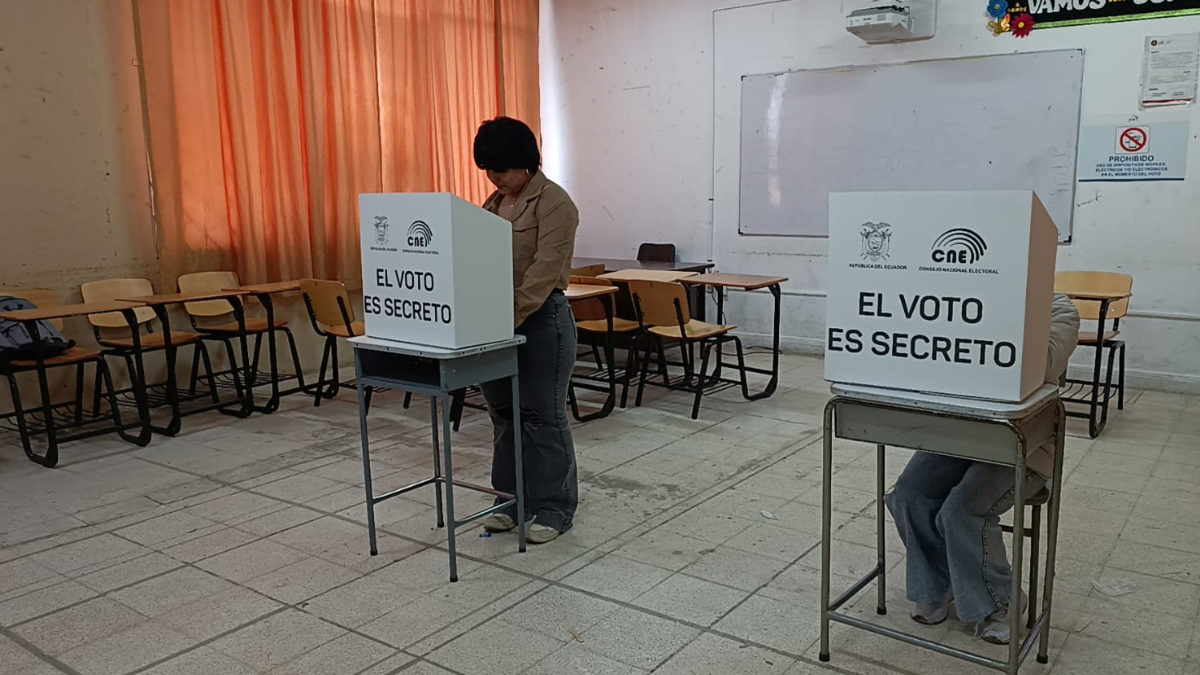 En los 16 cantones de la provincia, ciudadanos ejercieron su derecho al voto sin que se reporten novedades.