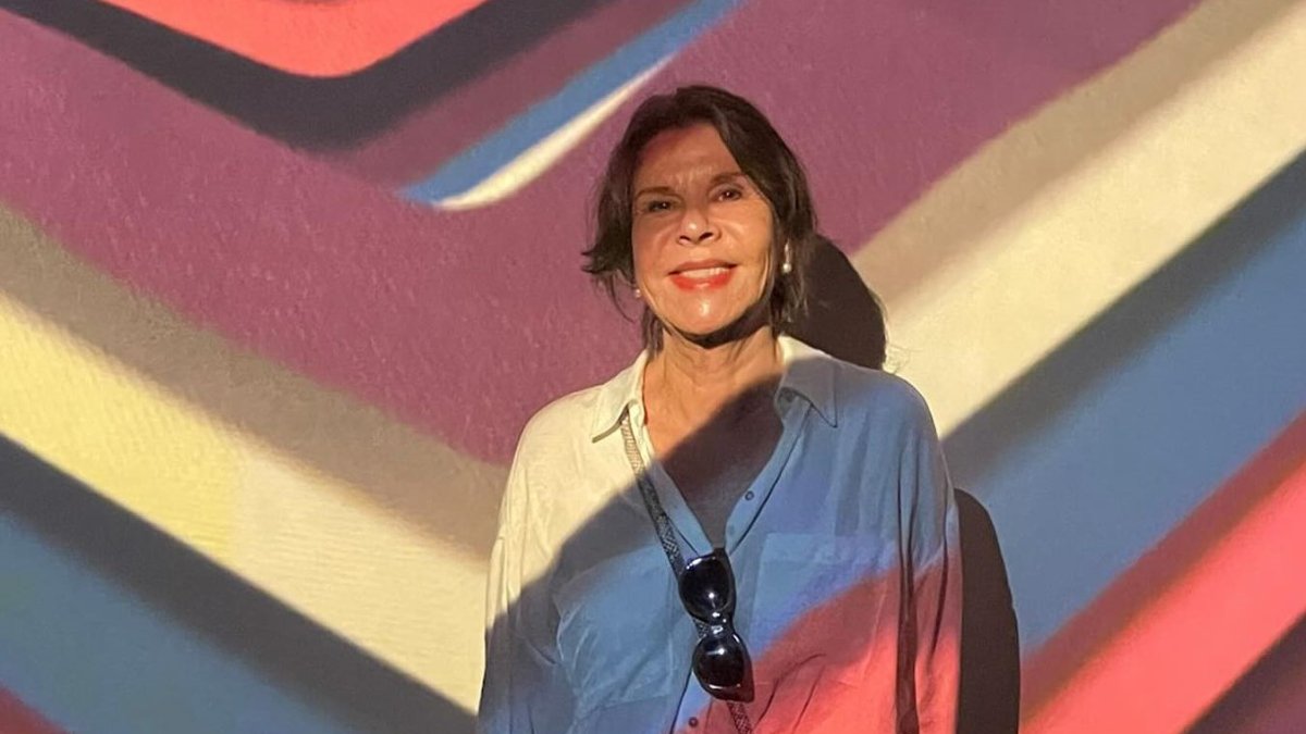 Denise Rosales es novelista y cuentista. Tiene estudios en Filosofía y Letras. Es conocida por su novela Los vértices del triángulo. Su obra ha sido incluida en varias antologías.