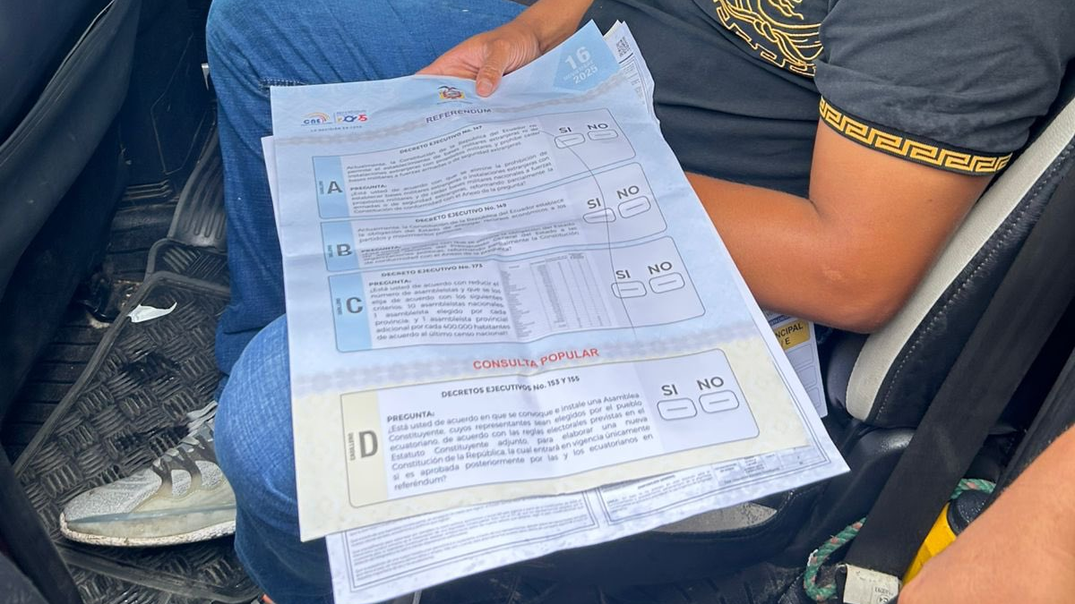 El ministro del Interior denunció que se intentaron ingresar con cinco papeletas falsas a un recinto electoral.