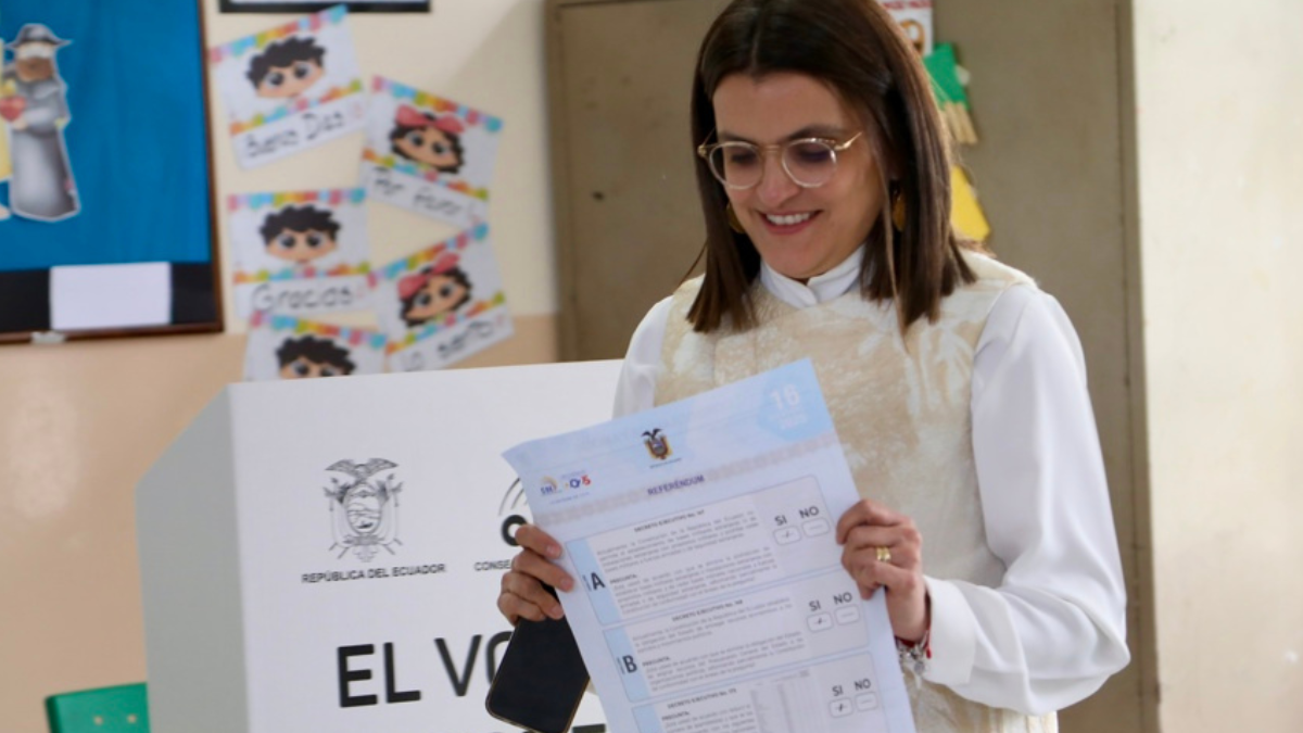 La vicepresidenta María José Pinto ejerció su derecho al voto en la Consulta Popular 2025