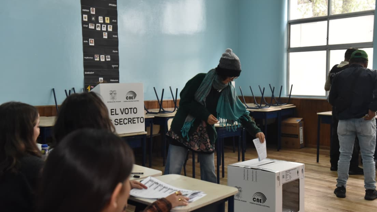 En el colegio Benalcázar, ubicado en el norte de Quito, la jornada electoral se lleva a cabo con normalidad