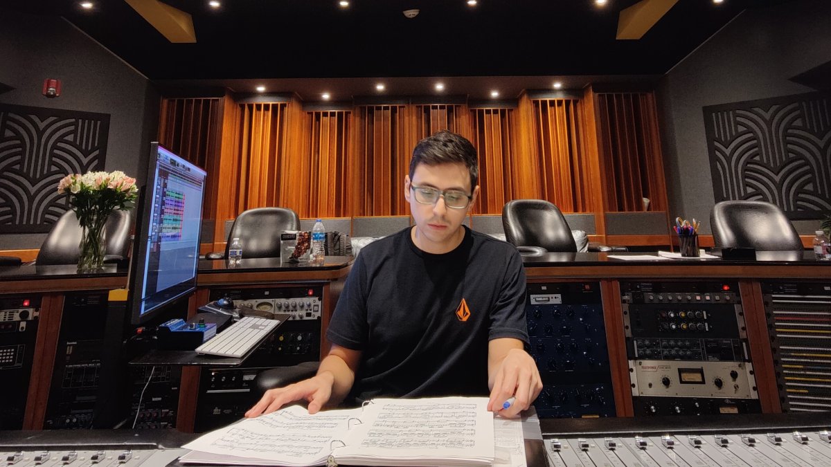 Santiago Borja es graduado en Producción Musical y Sonido por la Universidad San Francisco de Quito. Fundó Loop Studio en la capital.