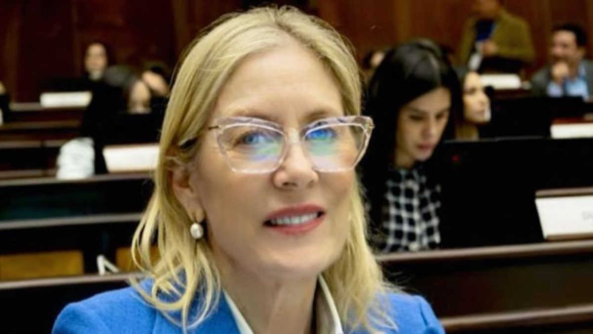 La asambleísta y madre del presidente, Annabella Azin, ejerció su derecho al voto.