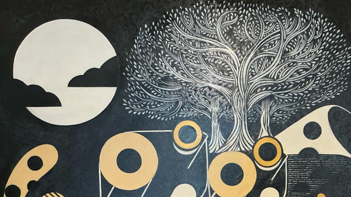 Lewis maneja una estética donde conviven la geometría del espacio citadino, las pulsiones del tecno industrial, y más.