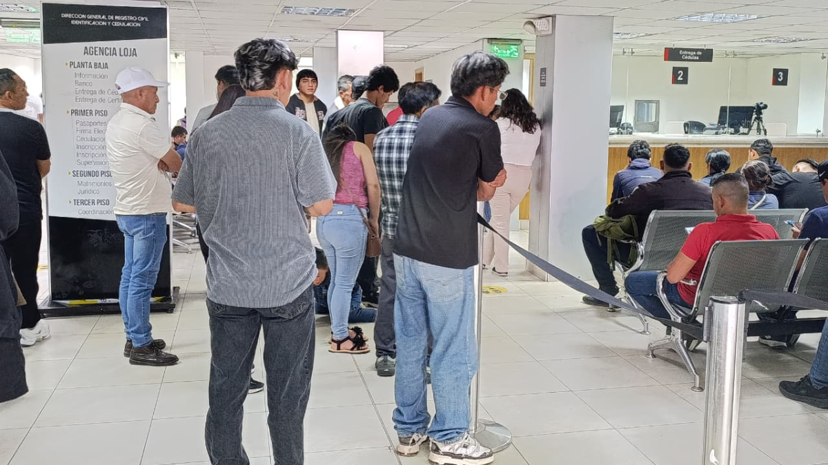 varias personas sacaron su cédula de identidad en Loja