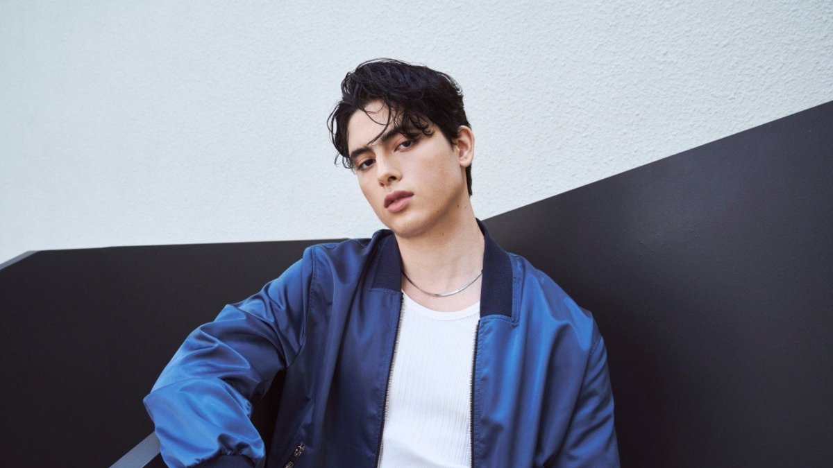 Su base en la actuación le permite versatilidad a la hora de posar.