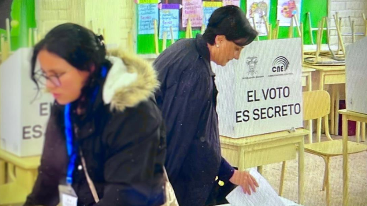 Durante la mañana, la canciller también acudió a las urnas para emitir su voto.