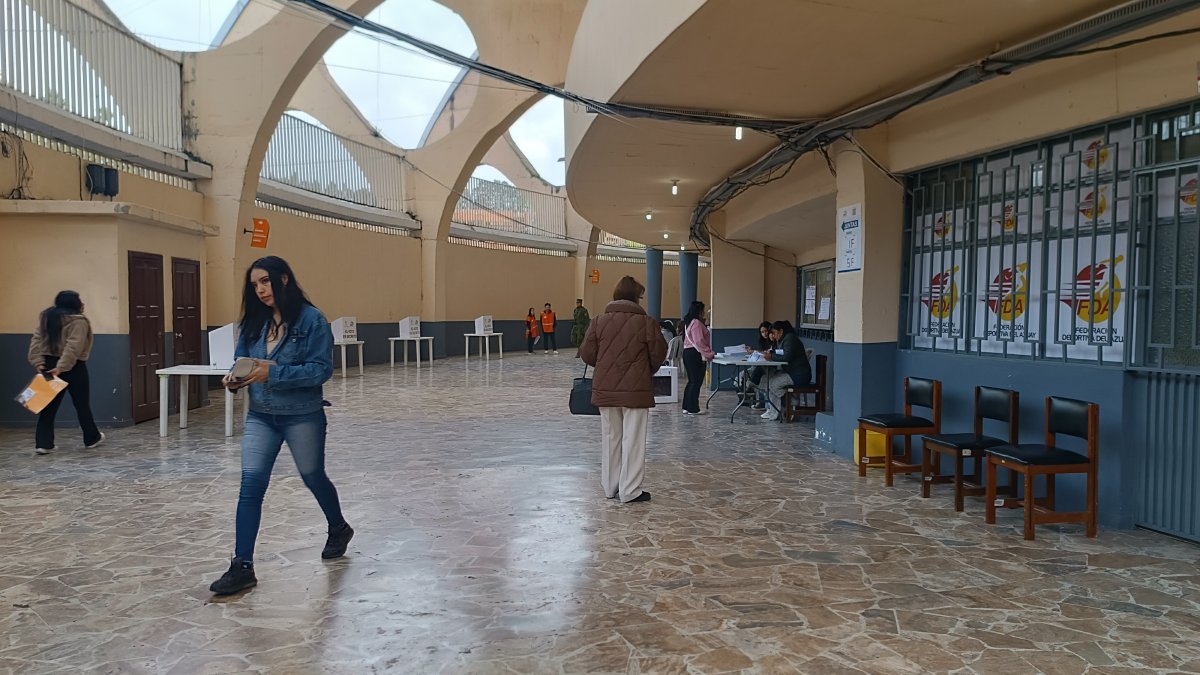 Los recintos electorales lucieron sin mucha afluencia de votantes hasta antes del mediodía en Cuenca.