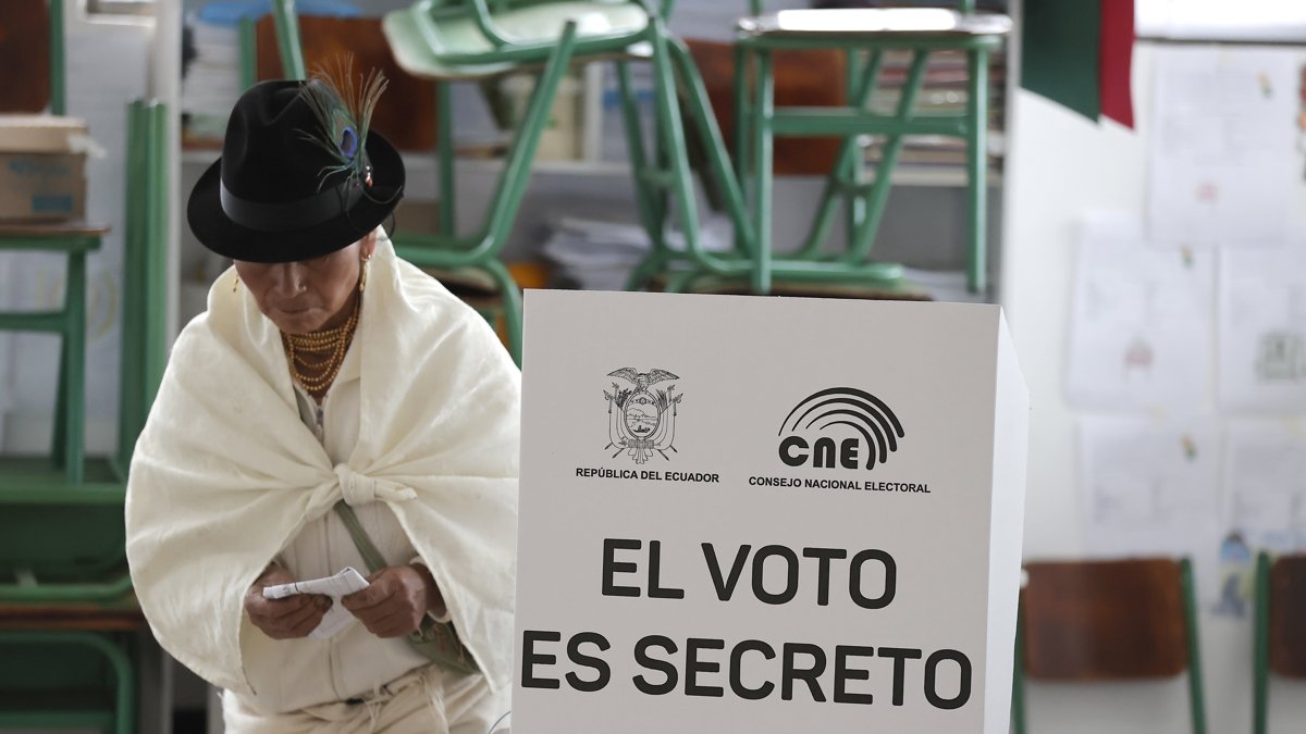 Una indígena de la comunidad Cangagua vota para el referéndum este domingo, en Cangagua (Ecuador).