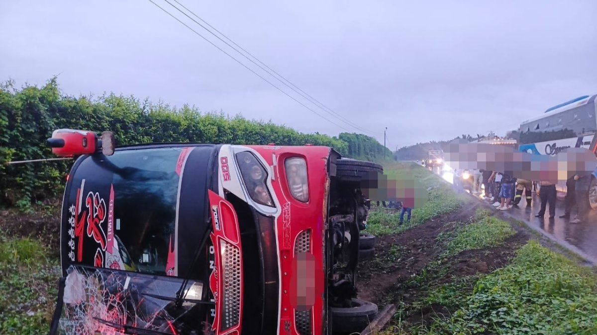 Tres muertos dejó el volcamiento de un bus en Quevedo. Otro vehículo, de la cooperativa Buena Fe, también se siniestró en Los Ríos y dejó heridos.