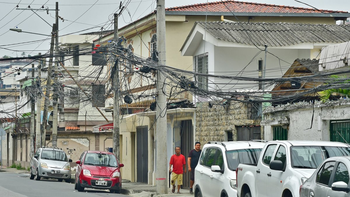Urdesa es uno de los sectores de Guayaquil donde hay cables saturados y enredados en los postes.