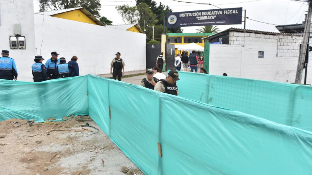 El acceso al recinto es complicado, pues la calle Aurora Estrada está cerrada por obras de adoquinado.