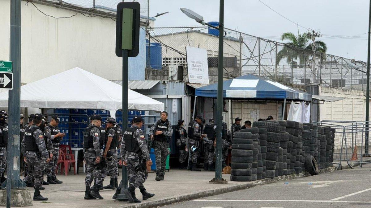 El despliegue policial se dio a las 06:30, ante la alerta de que presos estaban en los techos de uno de los pabellones.