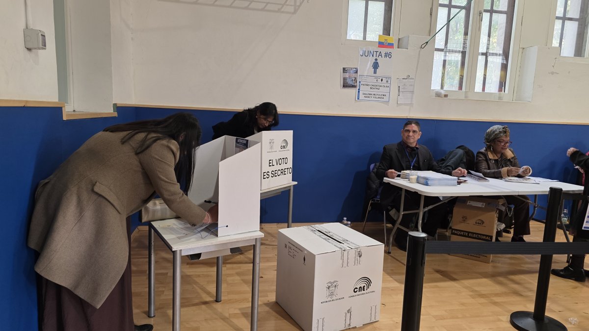 Migrantes en Italia ejercen su derecho al voto por el referendúm y consulta popular.
