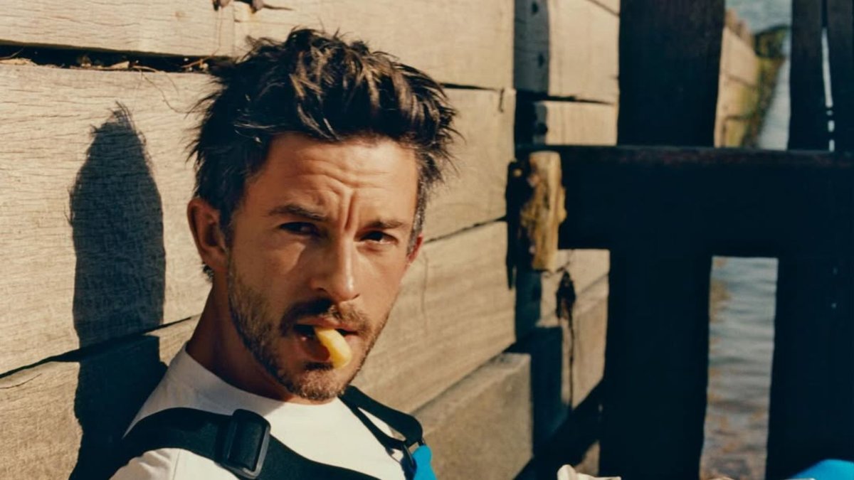 Jonathan Bailey reconocido por People como el Hombre Vivo más Sexy de 2025