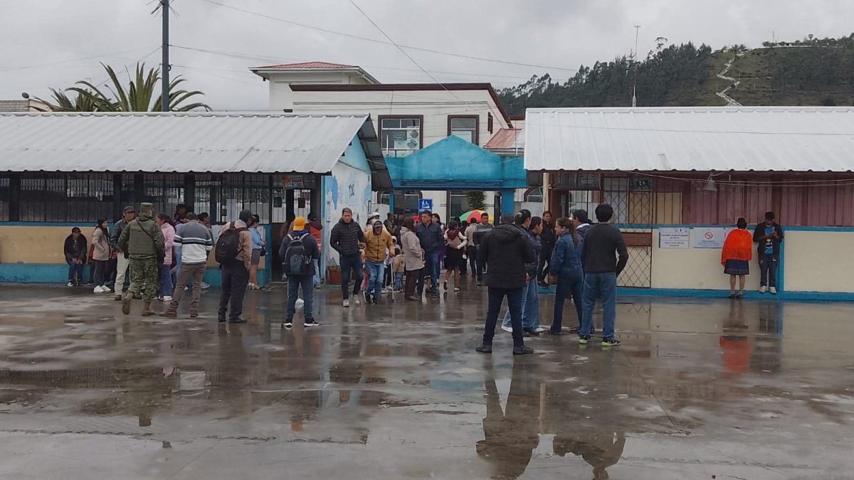 Apawki Castro reacciona en X ante señalamientos del ministro del Interior sobre papeletas falsas en Esmeraldas.