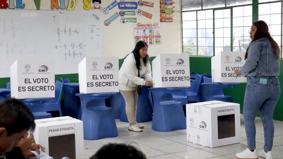 El CNE informó que poco menos de la mitad de los electorales ya había votado hasta las 13:00 del 16 de noviembre.