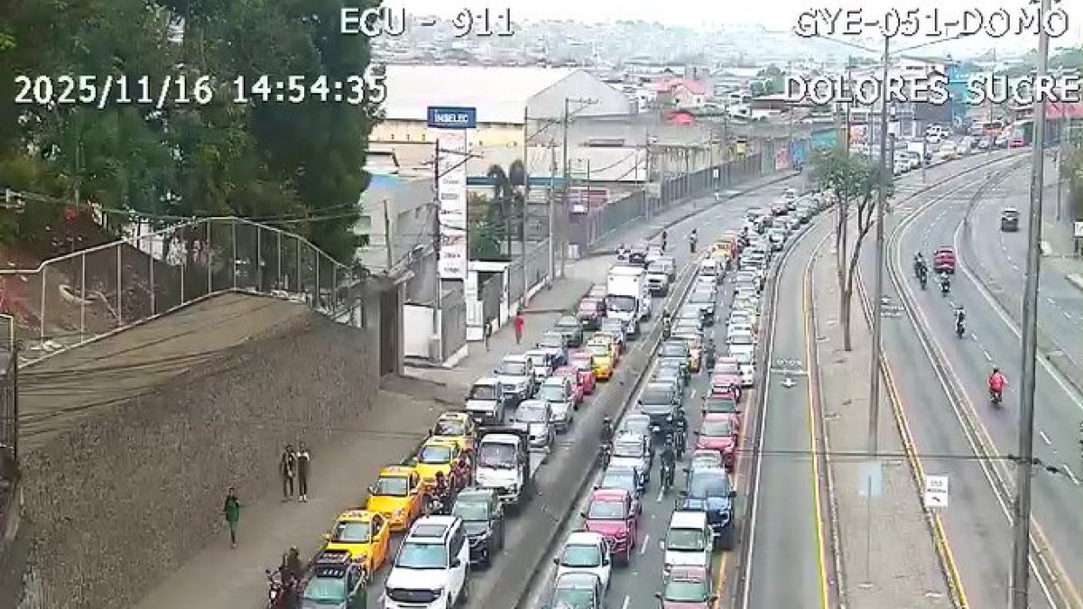 El tránsito colapsó en un tramo de la vía a Daule, en el norte de Guayaquil, la tarde de este domingo 16 de noviembre.