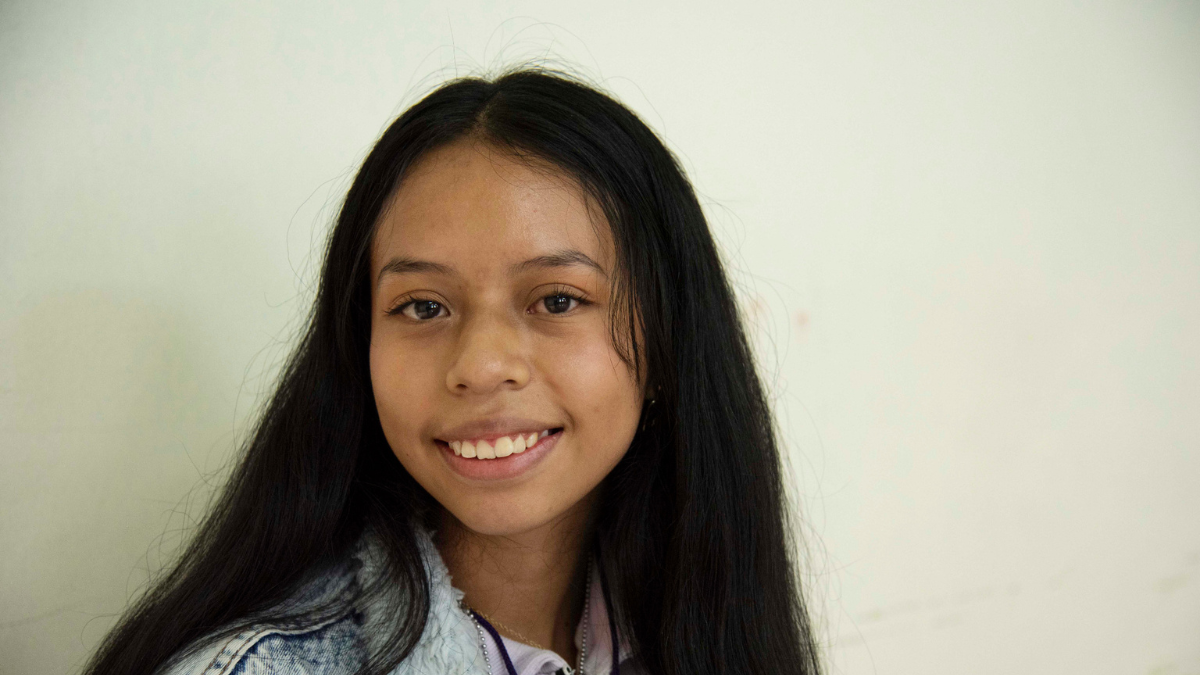 Melany Rojas hace control electoral.