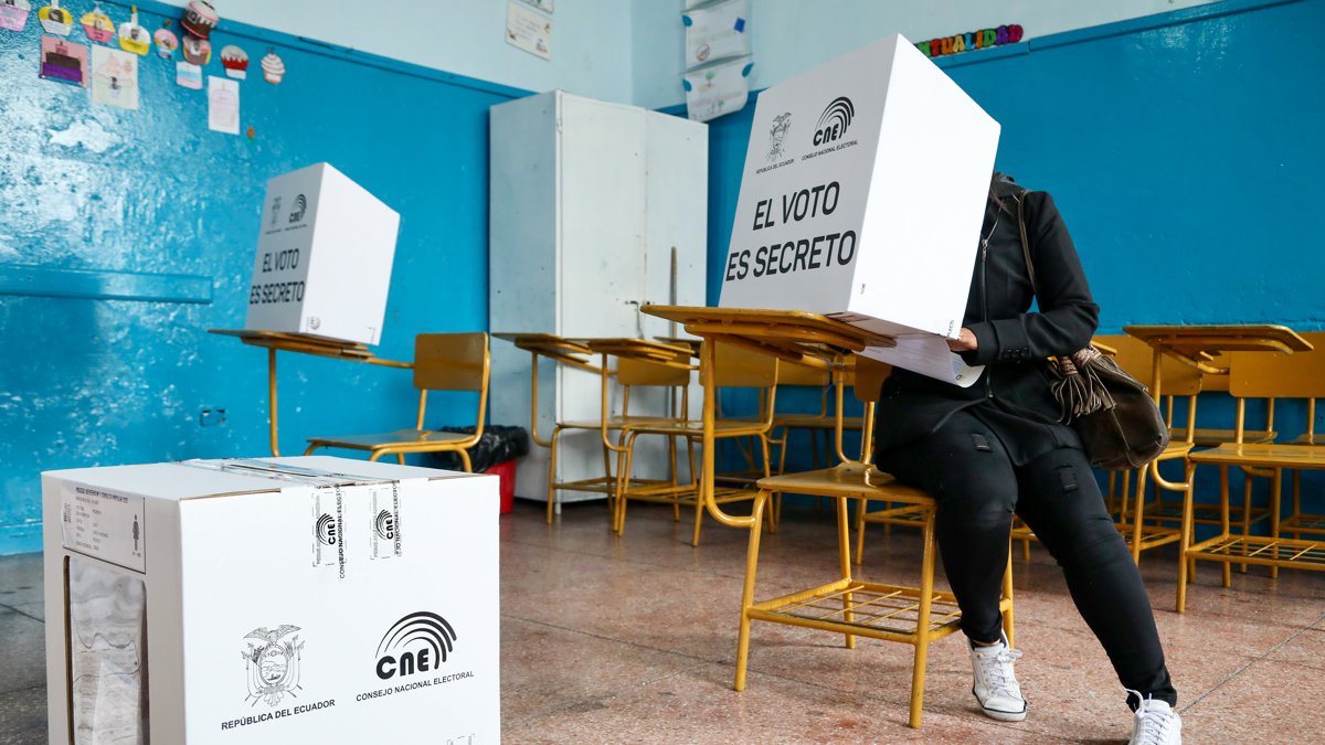 Una persona vota para el referéndum este domingo, en Quito (Ecuador).