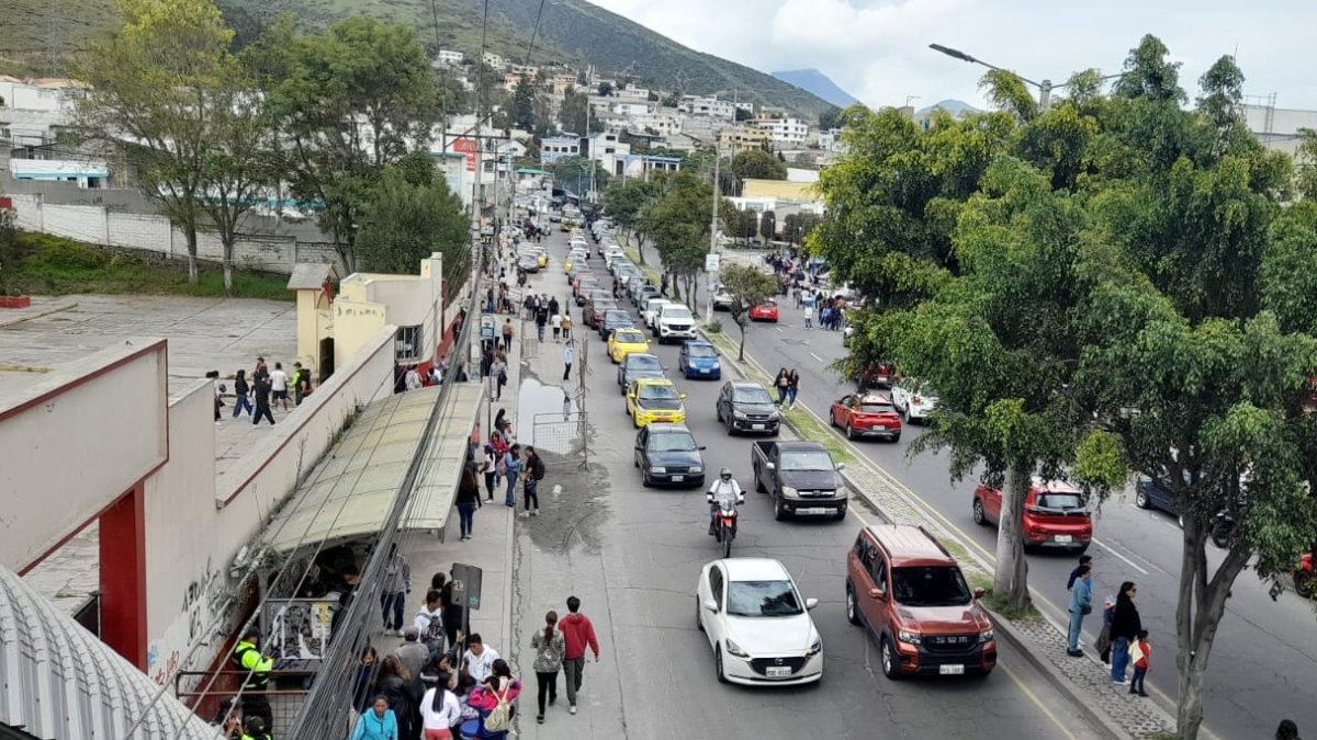 La congestión afectó los exteriores de los centros de votación de El Condado, Pomasqui y Carcelén, en el norte de Quito.