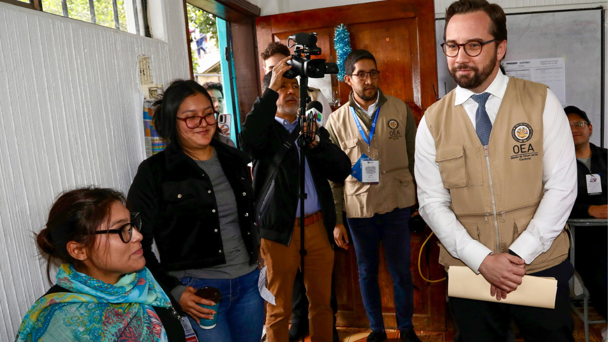 Observadores de la OEA supervisan el referéndum en Quito.