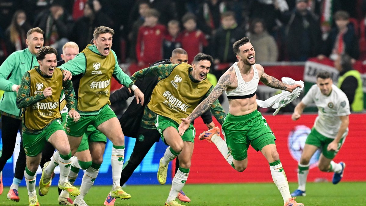 Jugadores de Irlanda celebraron el triunfo que les dio el pase al repechaje para el Mundial 2026.